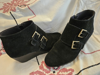 Munro American Drew Monk 2 Strap Black Suede Wedge Ankle Boots Size 9 Wide