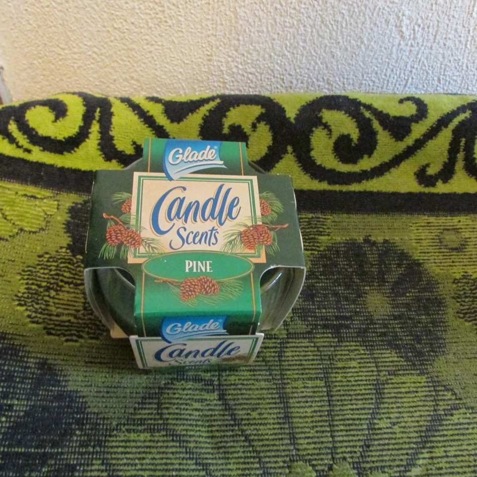 New. 2005 Glade Scents, Scented Candle. Lavender. 1996 Pine. Candles in a Jar - Image 3 of 3