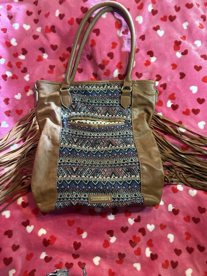 Bolso de Hombro Madden Girl Boho con Flecos Cartera de Cuero Sintético Marrón Dorado Herrajes Foto 2 de 4