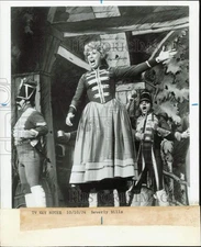 1974 Press Photo Opera singer Beverly Sills performs in play - kfx60311