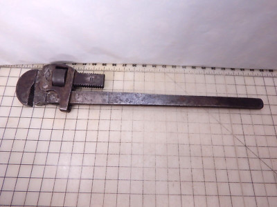 Clé à pipe Antique Walworth Genuine Stillson. Clé à pipe antique 24 pouces Genuine Stillsons par Walworth Manufacturing Co Boston USA. - France