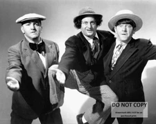 THE THREE STOOGES LARRY FINE, MOE & CURLY HOWARD - 8X10 PUBLICITY PHOTO (EP-199)