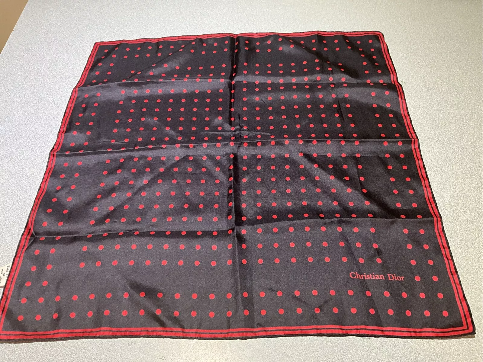 Mouchoir Christian Dior 100% SOIE FABRICATION ITALIE NOIR ROUGE À POIS 18,5x18,5