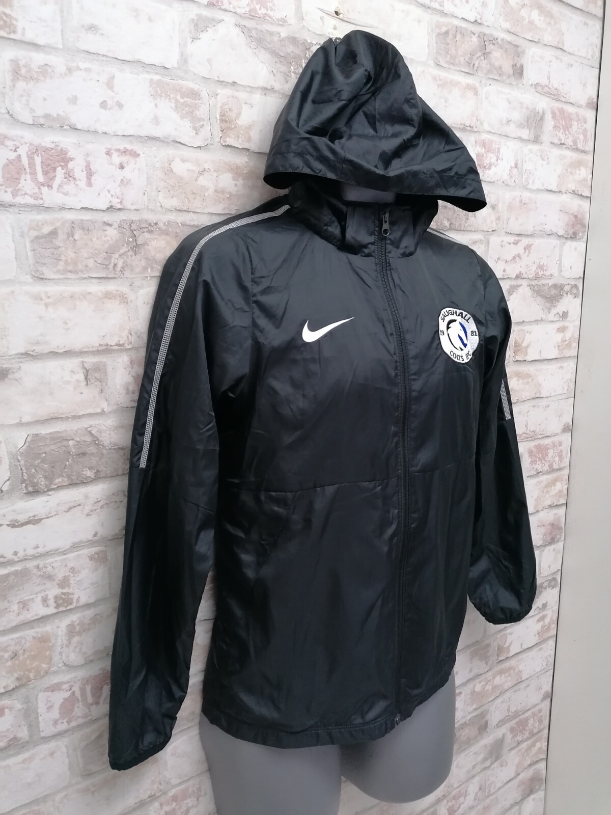 SACAI X NIKE GIACCA RAGAZZO NIKE NERA ZIP LEGGERA CON CAPPUCCIO Saughall Colts ETÀ 12 13 anni.