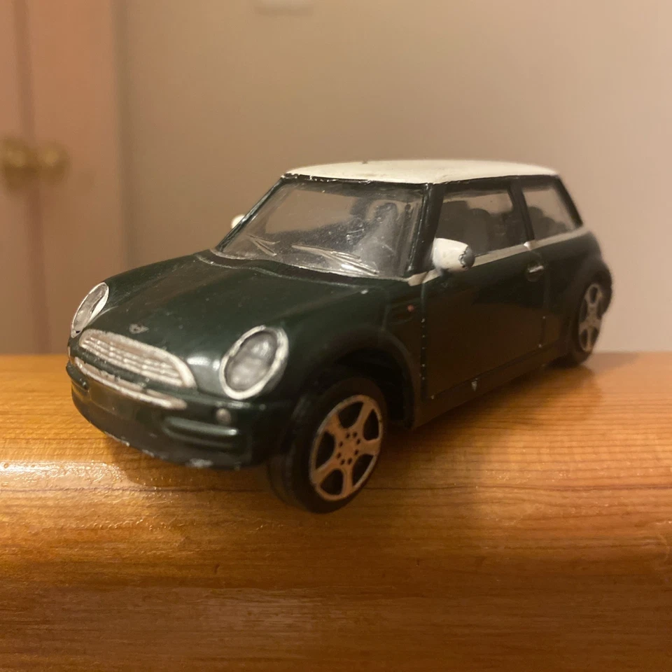 Burago Mini Cooper R50 2000 in White/Dark Green Color 1/43 Scale - Image 2 of 4