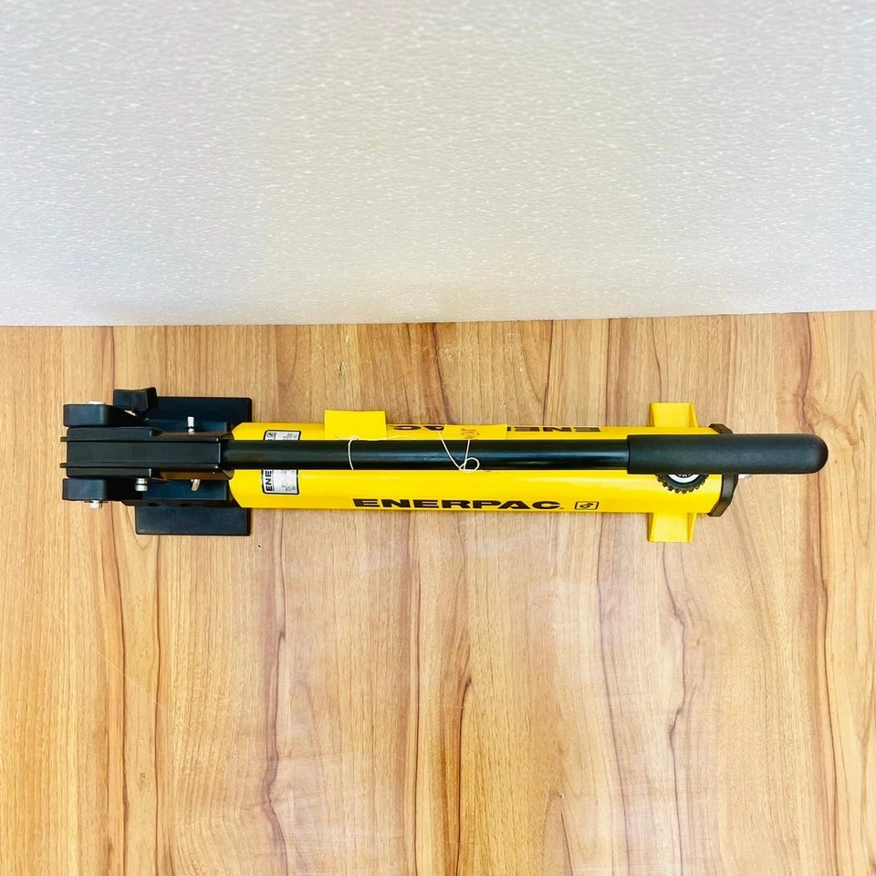 Enerpac P392 Two-Speed Hydraulic Hand Pump 700 Bar/ 10,000 PSI #New - Image 4 of 4