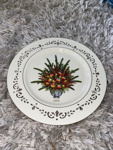 Lenox 1995 Virginia Colonial Bouquet Christmas Plate - Picture 2 of 9