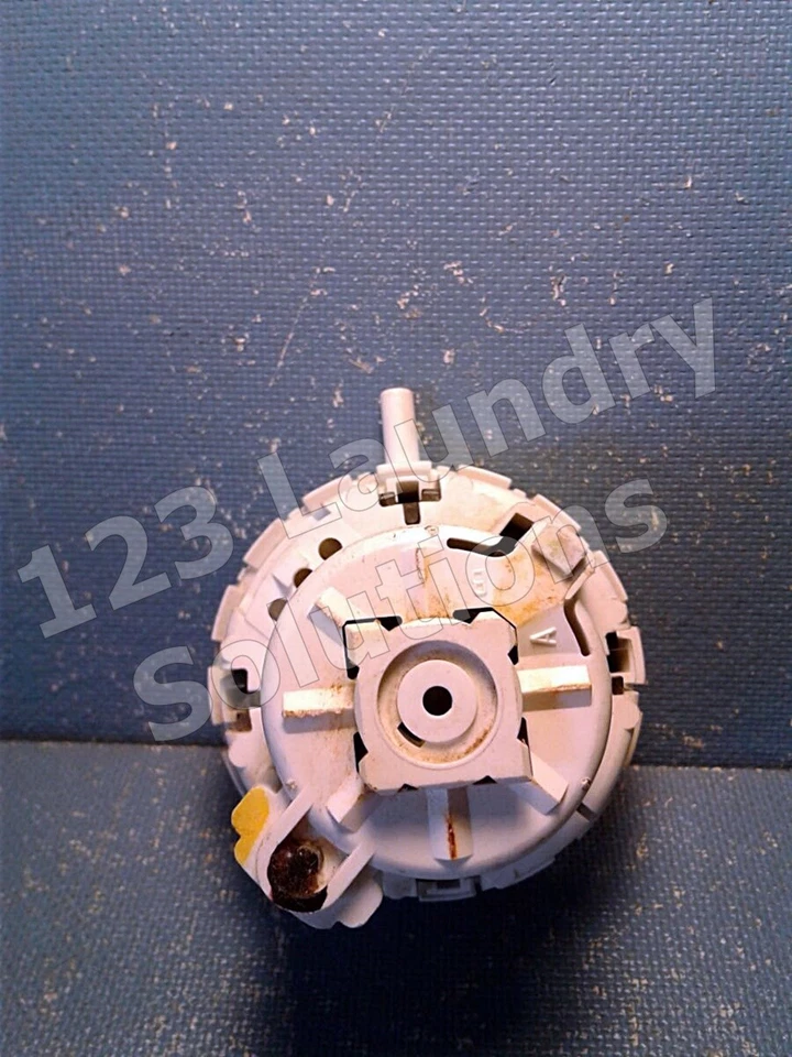 Interruptor de presión de nivel de agua de lavadora para Whirlpool P/N: 8573825 W10351806 [USADO] Foto 2 de 4