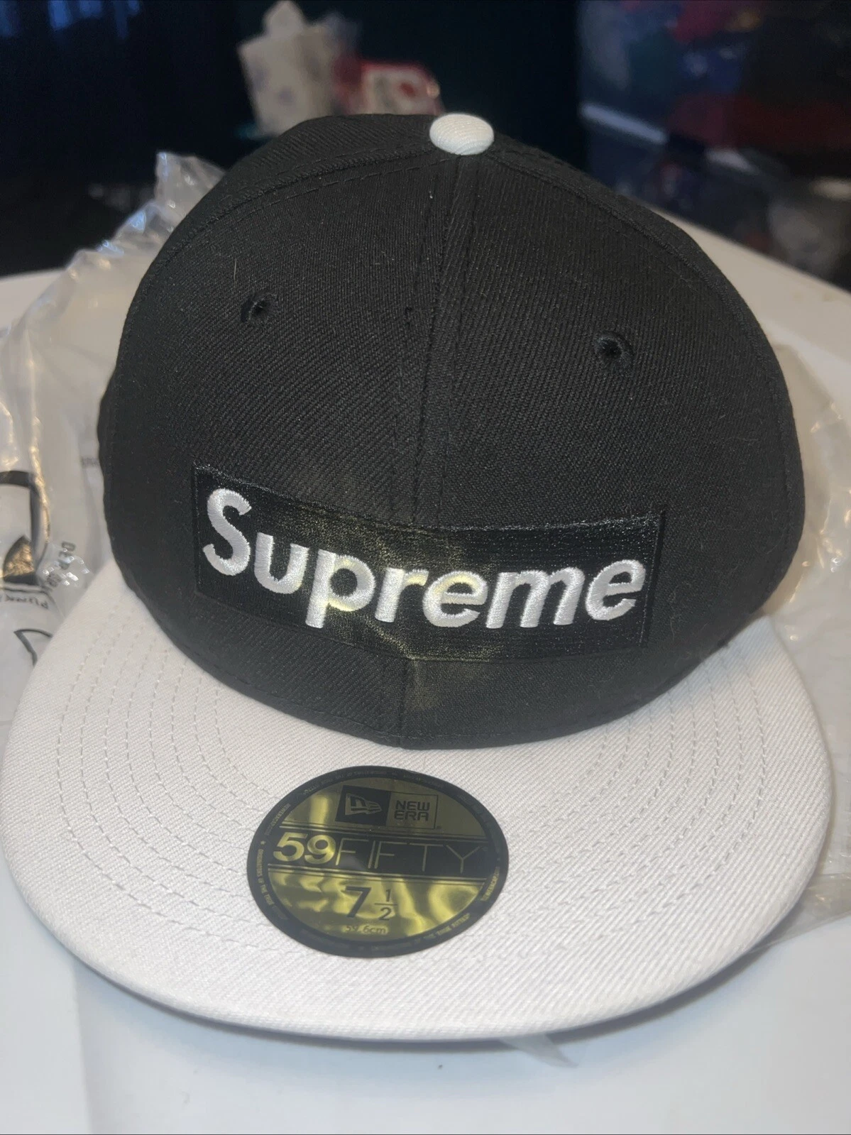 Supreme 2 tons Spring Training Box Logo New Era Noir Taille 7 1/2. (SS22H47)