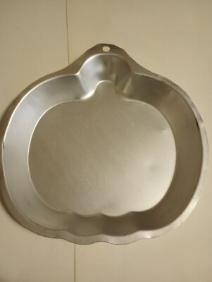 Wilton 1996 Pumpkin-Shaped 10'' Pie/Cake/Cookie/Brownie Pan