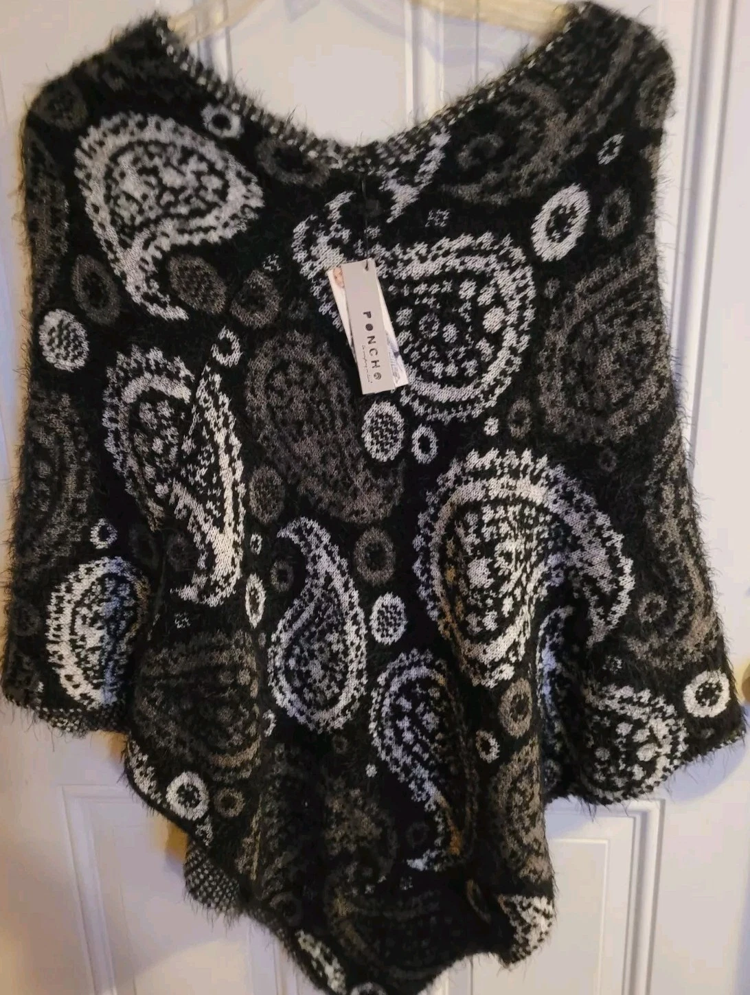 Ladies Poncho Black White Paisley One Size NWT By Do Everything In Love NWT