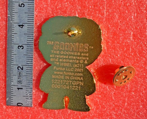 Pins THE GOONIES Personnage CHUNK Film Pop Culture Funko Pop ! Warner Lapel Pin - Photo 2/2