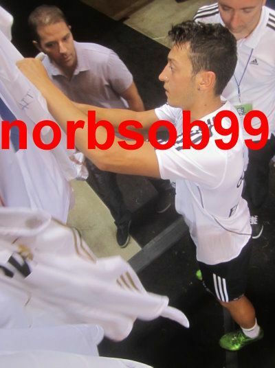 メスト　エジル　 元ドイツ代表 レアルマドリー　直筆サイン入りフォト Mesut Ozil Signed Pre Printed Autograph A4 Photo Gift For an