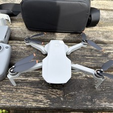 DJI Mini 2 SE Fly More Bundle 4K Ready-to- Fly Drone with Charger Hub Excellent