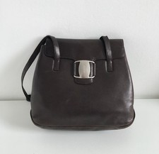 Vintage Salvatore Ferragamo Schultertasche dunkelbraunes Leder silberne Hardware