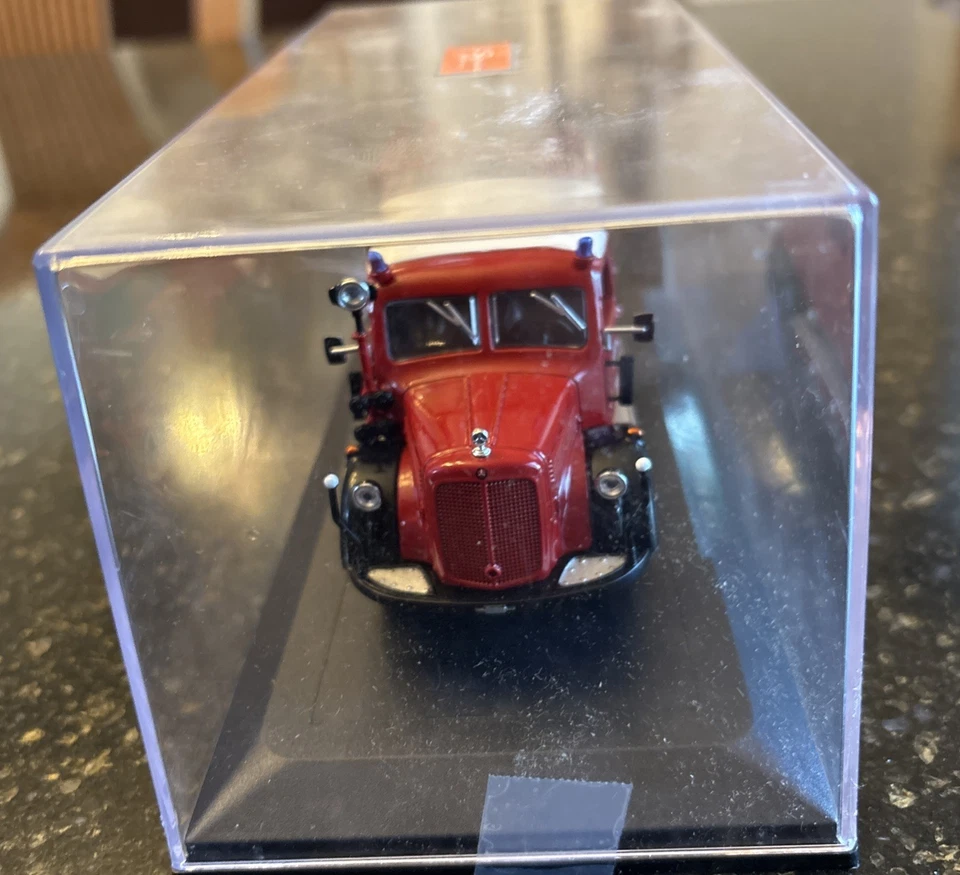 Road Signature Series 1950 Mercedes Benz TLF-50 Fire Truck Diecast 1:43 - Image 4 of 4