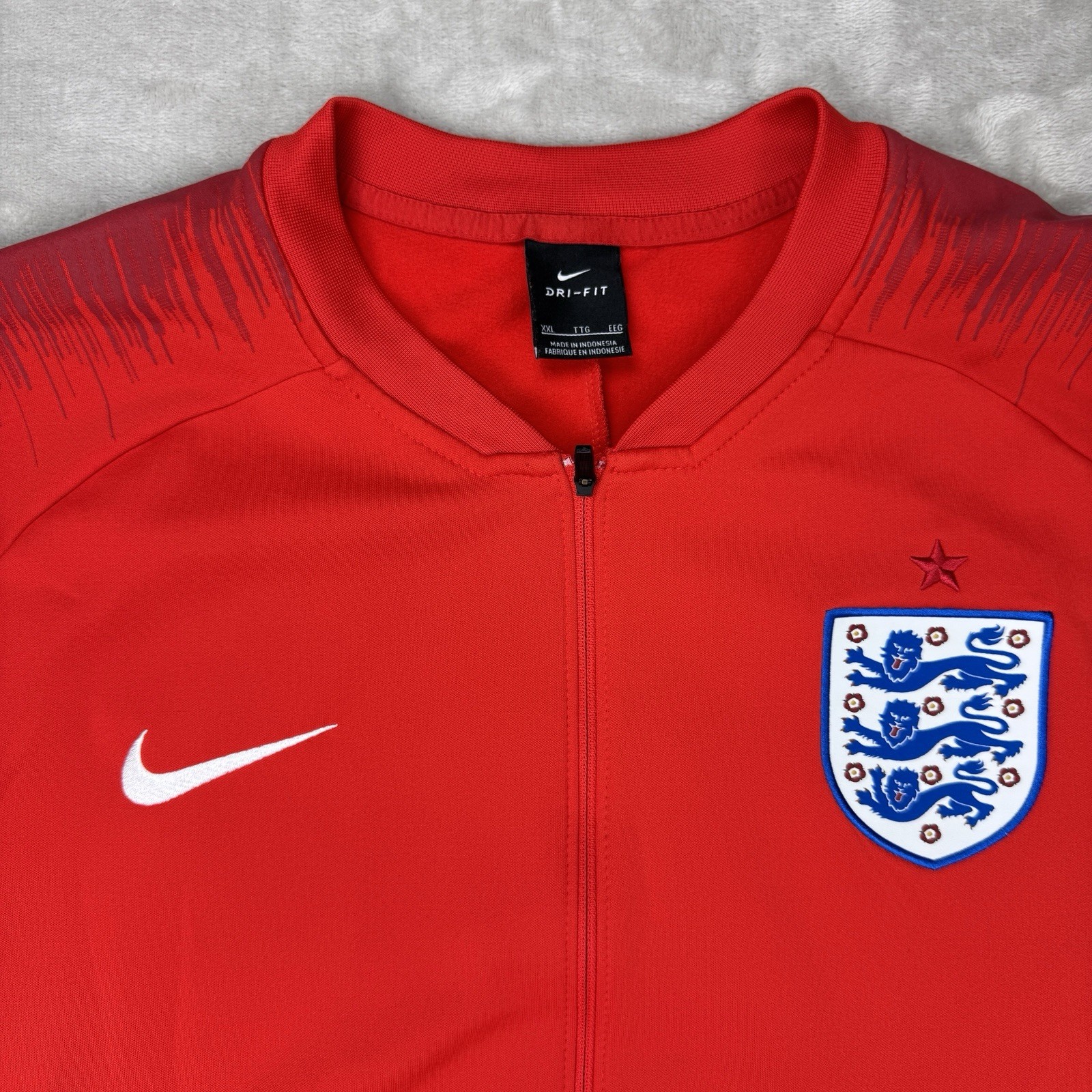 SACAI X NIKE Giacca Nike Inghilterra 2018 Mondiali Inno Full Zip Rossa Uomo 2XL Calcio Calcio Calcio