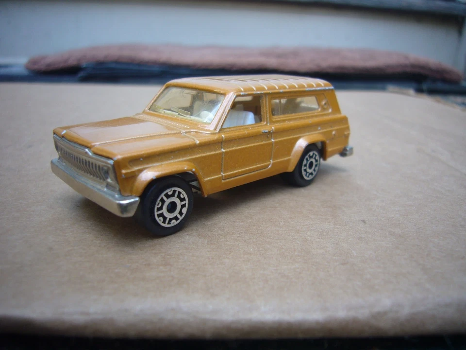 复古 Majorette 200 系列 No.236 压铸 1/64 棕褐色 吉普切诺基 带狗 罕见 — 第 2/4 张图片