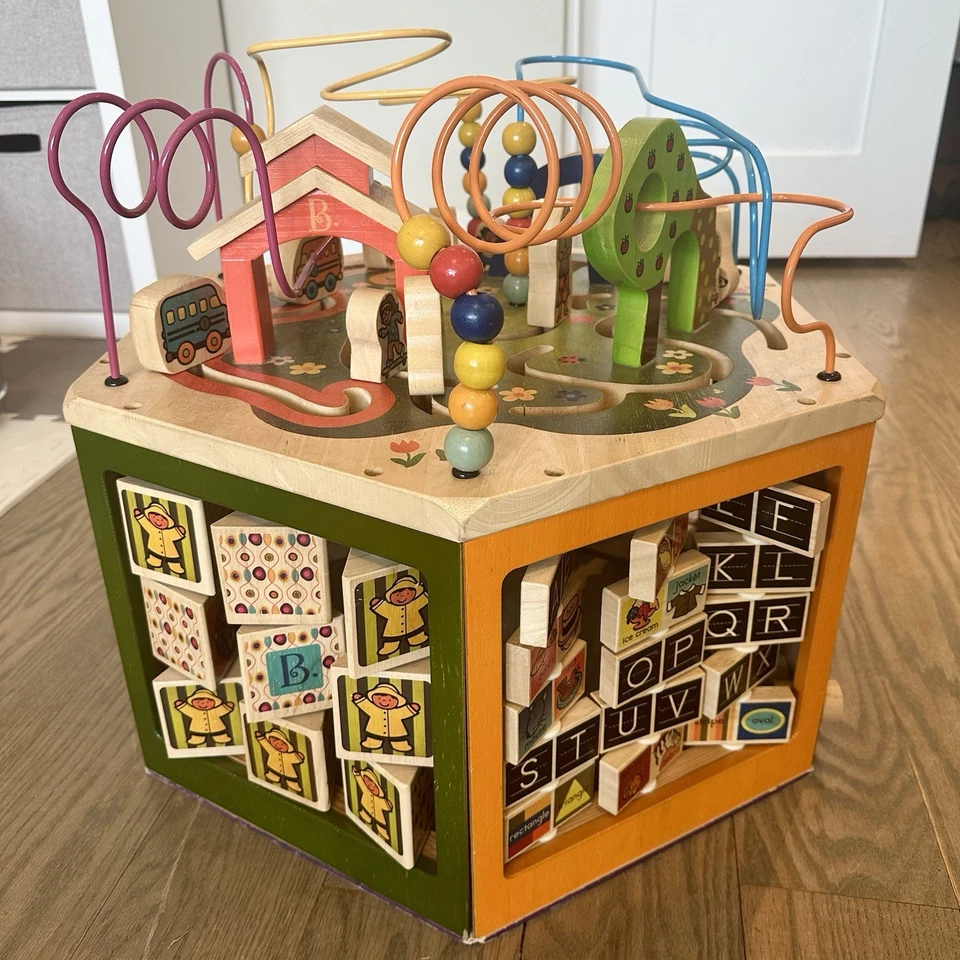 B. Cubo de actividad de madera para juguetes Foto 2 de 4