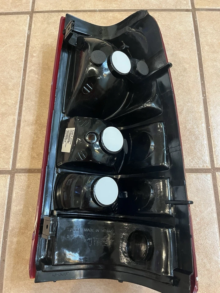 Задний фонарь в сборе со стороны водителя Eagle Eyes GM167-U000L GM Sierra Silverado - Изображение 3 из 4