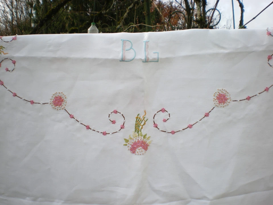 une nappe blanche vintage  brodée et crochetée a la main et machine 185X143cm - Photo 4/4