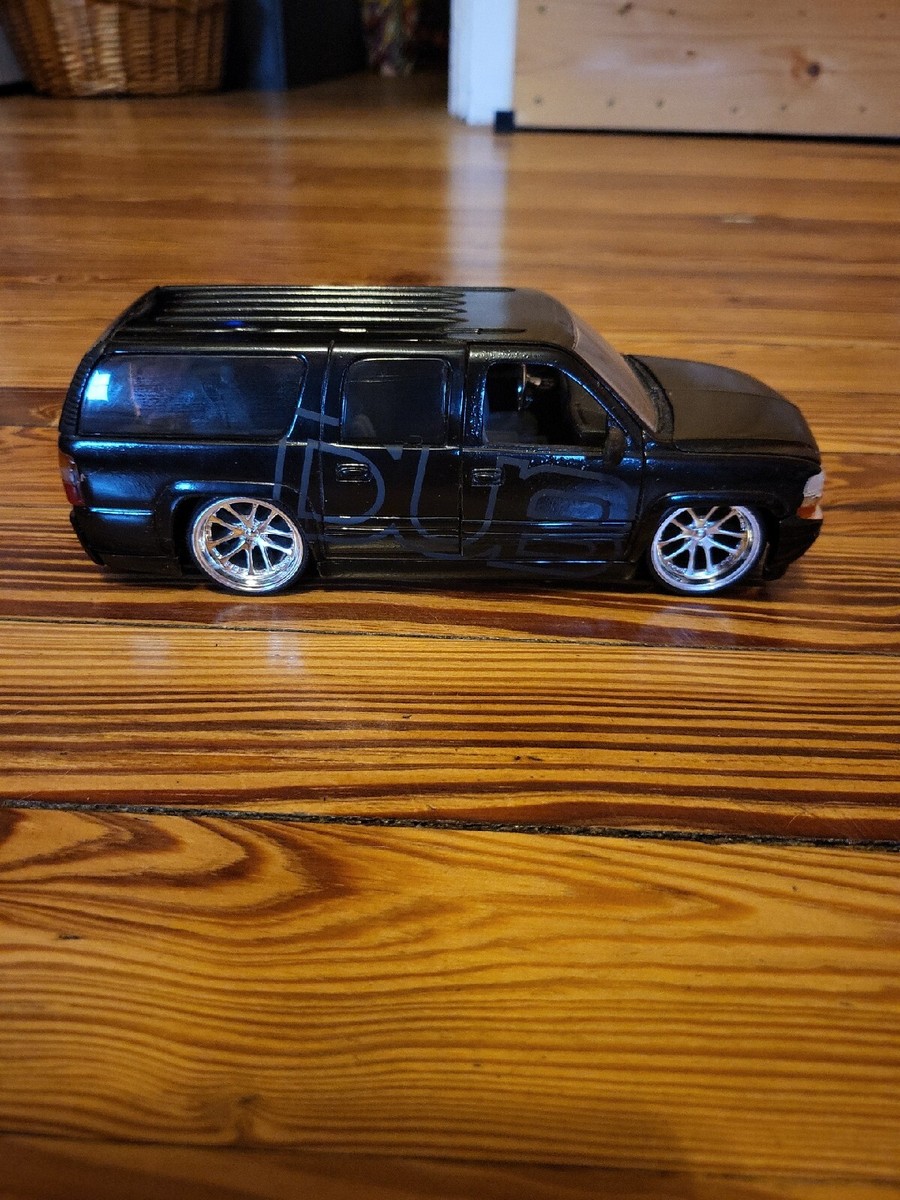 JADA TOYS DUB CITY 1:24 CHEVY SUBURBAN LOW RIDER 2002 BLACK RARE