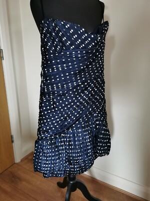 Tory Burch Boutique schulterfreies Seiden-Cocktailkleid marineblau gepunktet UK 14 (neu mit Etikett)