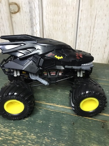 Batman Batmobile Spinmaster Monster Jam 1:24 Scale Street Justice Truck Hero C5 - Picture 2 of 9
