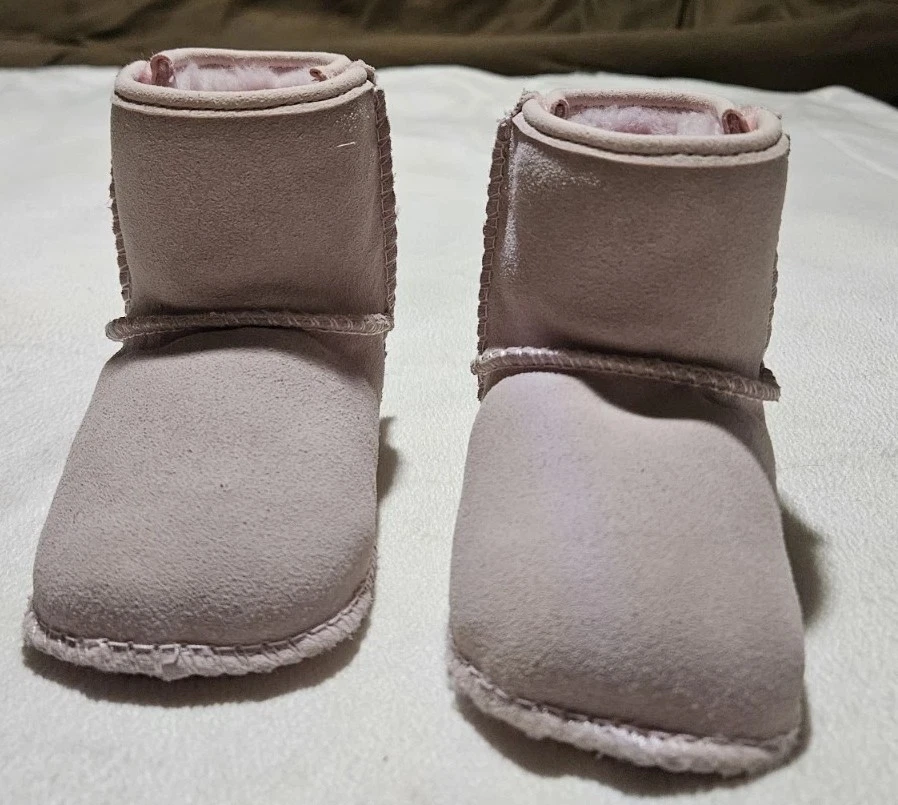 Botas Baby UGG Clásicas Gamuza 4/5 (12-18 meses) Seashell Rosa Limpiador y Estado. Incl Foto 3 de 4