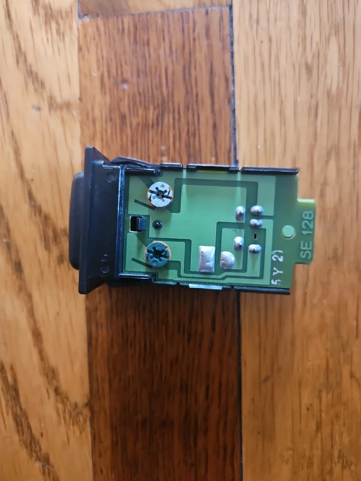 Interruptor de descongelación trasero Suzuki Sidekick Geo Tracker 1996 Foto 3 de 4