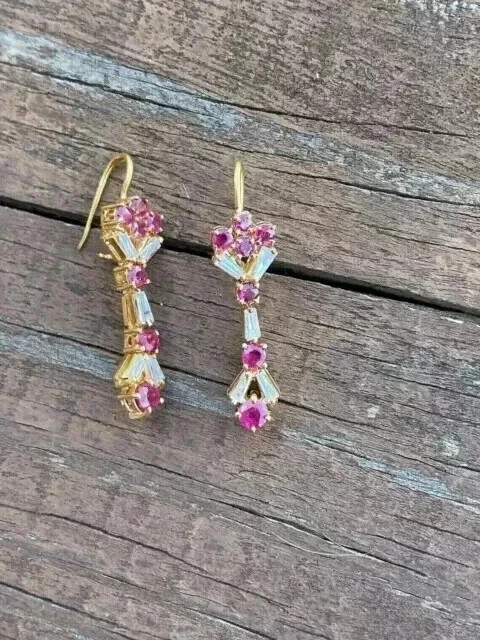Pendientes colgantes para mujer de rubí creado en laboratorio de corte redondo de 1,90 quilates enchapados en oro amarillo de 14 quilates Foto 3 de 4