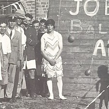 Vintage Militär Drag Queens Mann im Kleid Armee Joe Bob Ball Banging? Foto