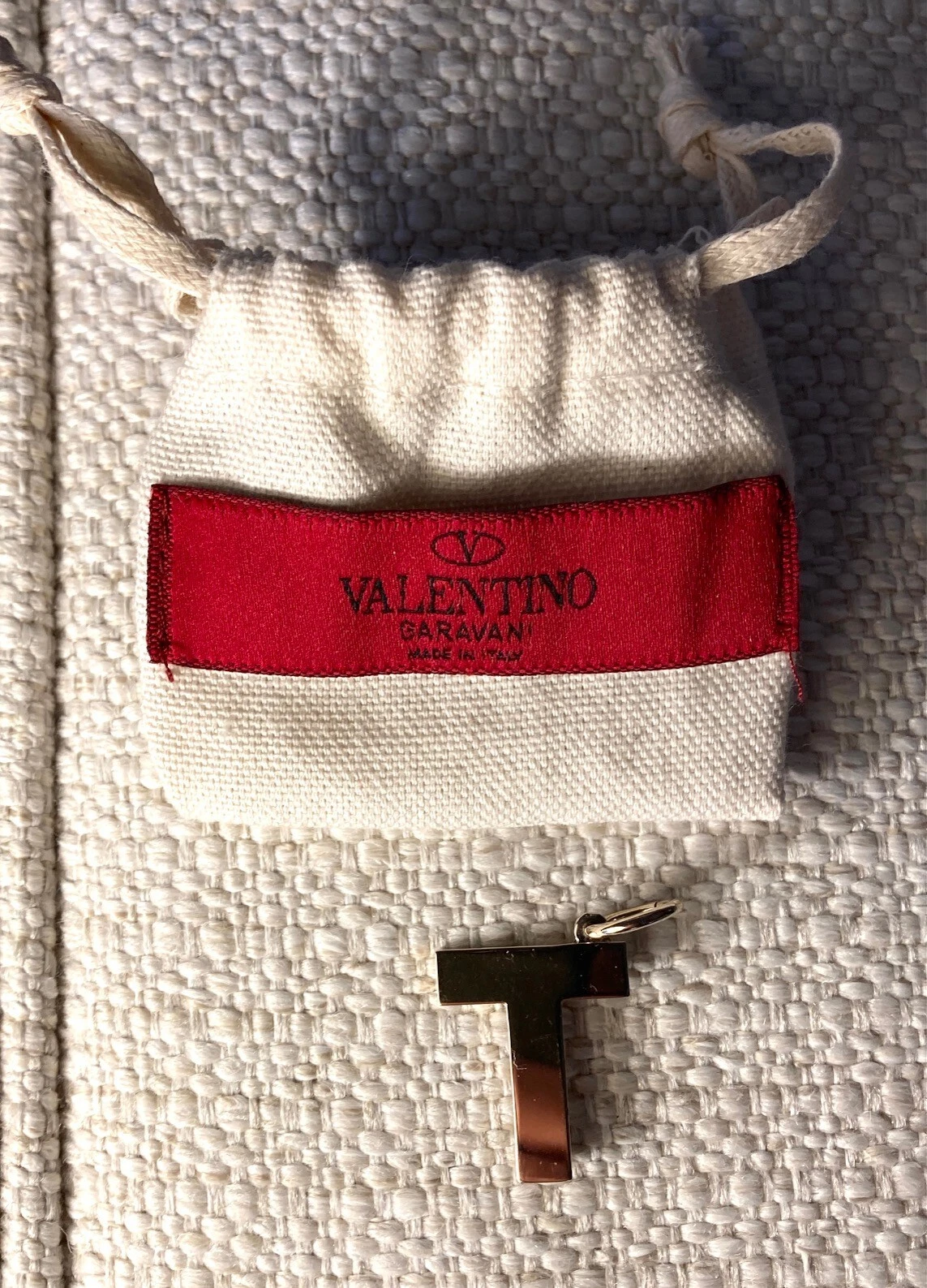 Ciondolo iniziale Valentino Garavani Rockstud ""T