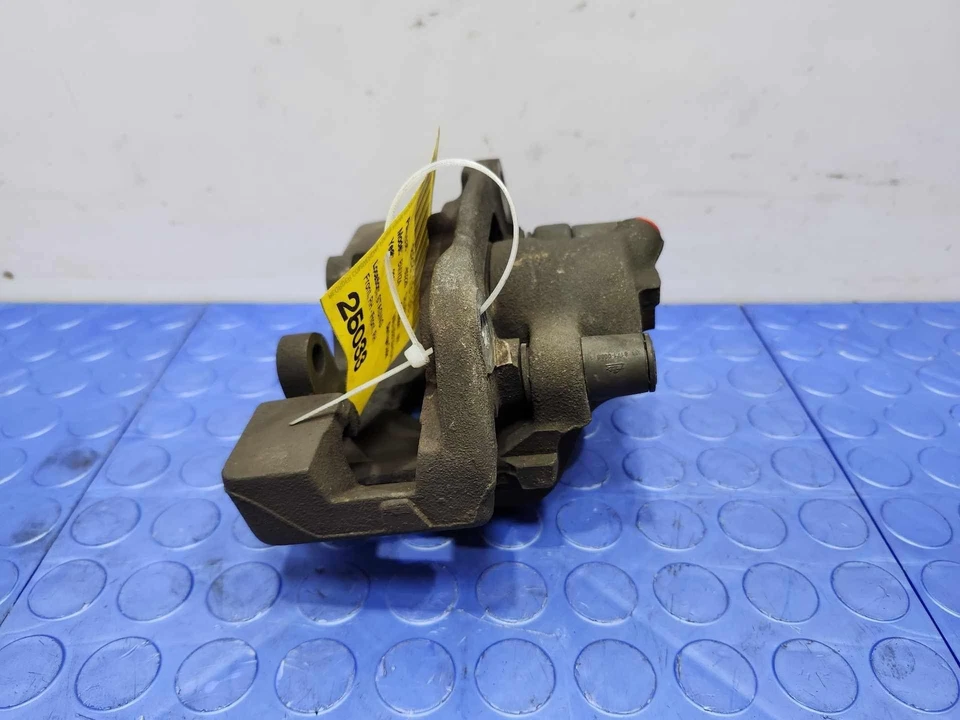 03-08 Conjunto de pinza de freno delantera derecha lado pasajero BMW Z4 OEM 34116758114 Foto 2 de 4