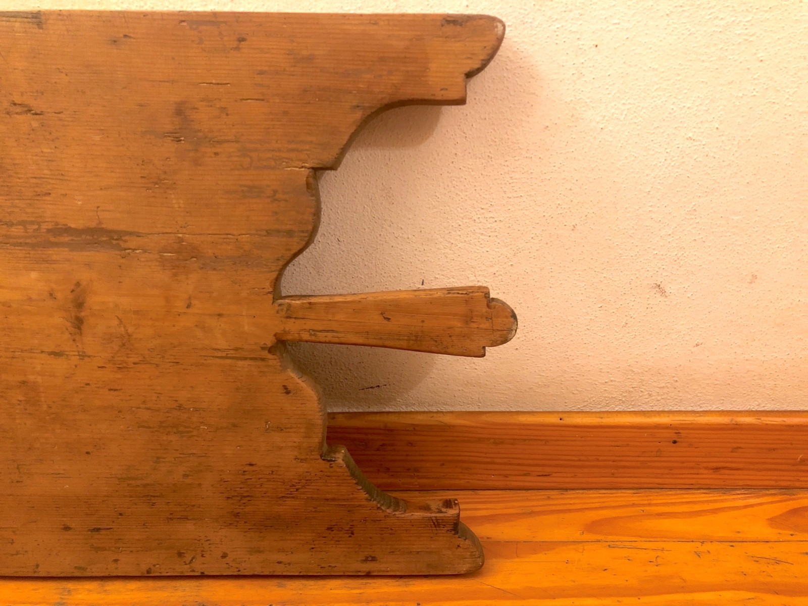 Vecchio asse lungo in legno per cucina