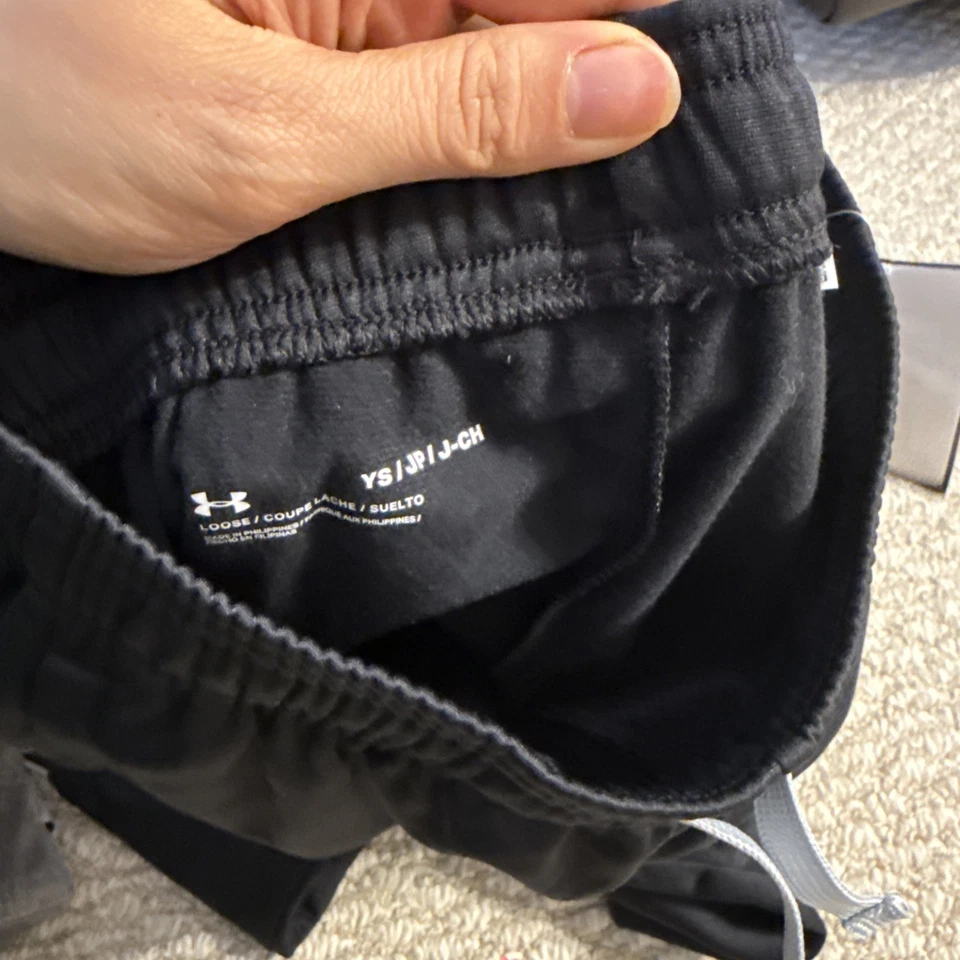 Pantalones cónicos Under Armour Pitch gris/negro UA Brawler 2.0 jóvenes pequeños Foto 4 de 4