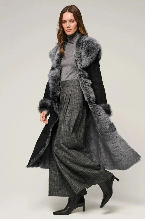 Abrigo largo de piel de oveja negro para mujer - Abrigo cálido de invierno forrado de gamuza 100 % real Foto 2 de 4