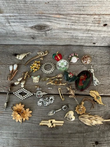 Lot Vintage Costume Jewelry Brooches Rhinestone Enamel Faux Pearl Some Signed