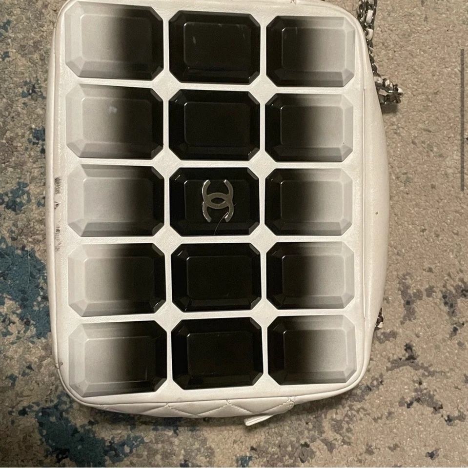 Bolsa Chanel branca pele de cordeiro preta ombre cravejada - Imagem 3 de 4