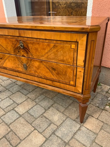 Klassizistische Kommode in Nussbaum um 1800 - Bild 16 von 24
