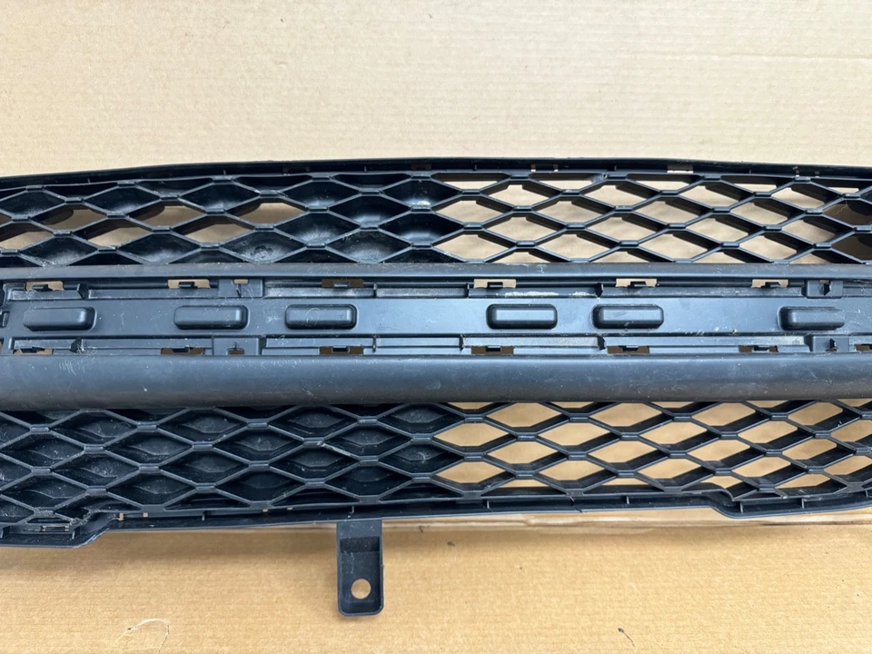 РЕШЕТКА ПЕРЕДНЕГО ЦЕНТРАЛЬНОГО БАМПЕРА PEUGEOT 107 2009–2012 БЕЗ ЖОМРА СТАНДАРТНЫЕ МОДЕЛИ - Изображение 3 из 4