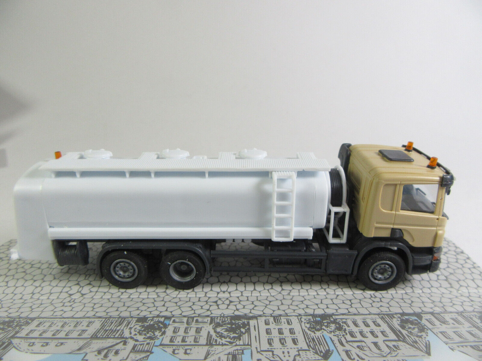 Olm Design 187 Scania P 3-ax Tanker beige -neutral- Fertigmodell
