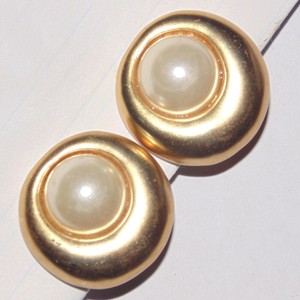 Vintage-off-center-round-faux-pearl-cabochon-gold-tone-clip-earrings-unpierced