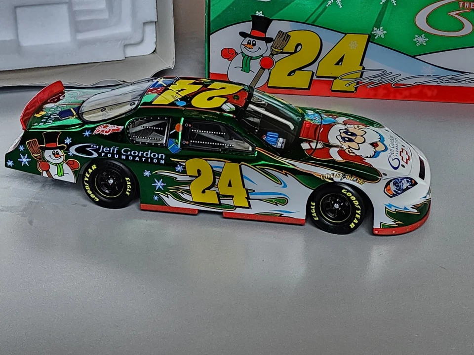 Jeff Gordon #24 1:24 Foundation Holiday Car Monte Carlo SS 2006 Color Chrome - Image 3 of 4