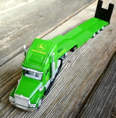 Peterbilt 377 mit Tiefladeauflieger - John Deere  -   von Siku - 1:87