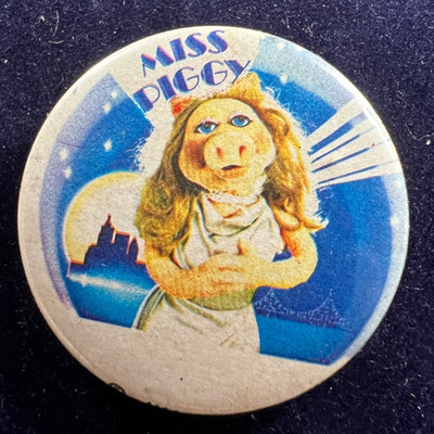 VINTAGE ''MISS PIGGY'' 1976-77 MUPPET SHOW ORIGINAL BUTTON PIN BADGE