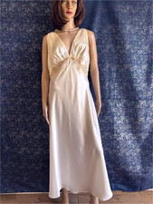 VTG JONES NEW YORK IVORY SATIN LACE TRIM NIGHTGOWN SZ L