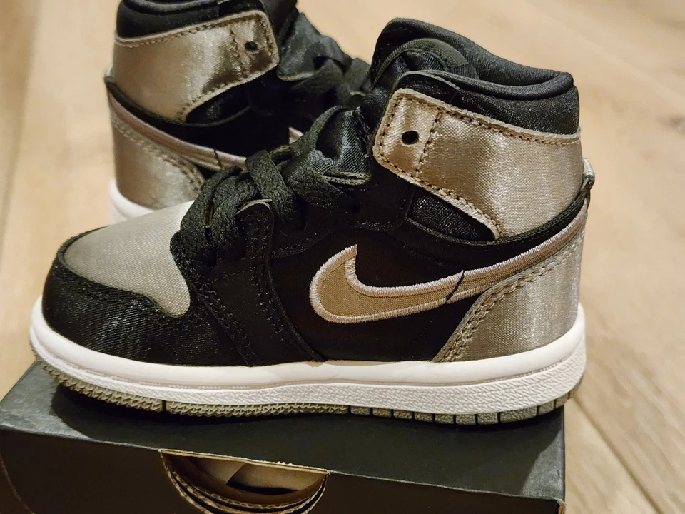 Jordan 1 Retro Alto OG (TD) En Negro/Gris Medio/Blanco - NUEVO CON CAJA TALLA 5C Foto 3 de 4