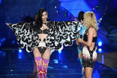 Model Ming Xi from China walks the runway while singer Ellie Gould - Old Photo 1