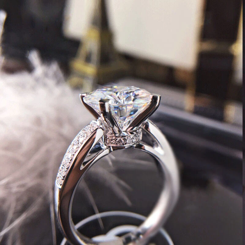 Anillo de compromiso de moissanita de corte redondo de 3 quilates creado en laboratorio enchapado en oro blanco de 14 K Foto 4 de 4